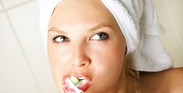 Когда нужно чистить зубы: до завтрака или после?